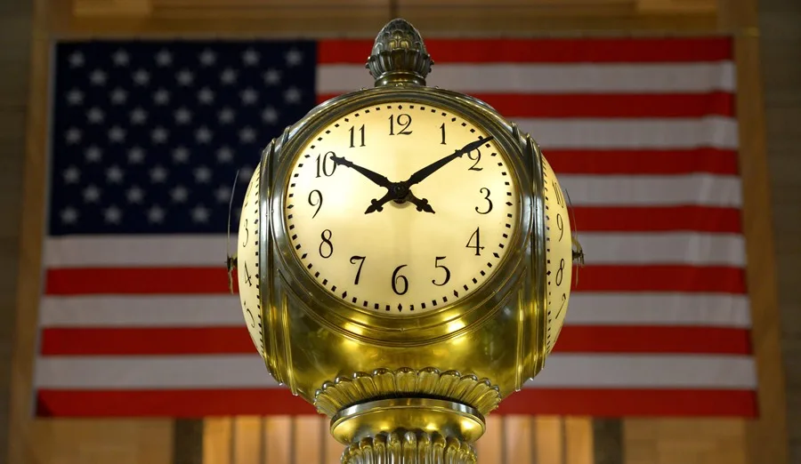 Un reloj del corredor principal de la estación central de Nueva York. EFE/JUSTIN LANE