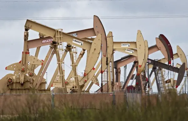 Balancines de extracción de petróleo en un yacimiento cerca de Midland, Texas, EE. UU. EFE/EPA/Larry W. Smith