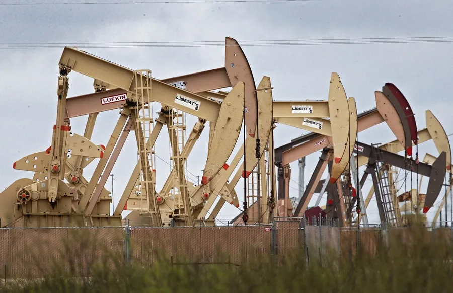 Balancines de extracción de petróleo en un yacimiento cerca de Midland, Texas, EE. UU. EFE/EPA/Larry W. Smith
