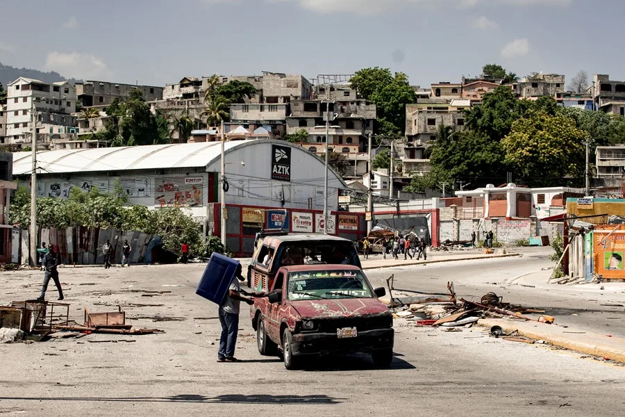 Un vehículo recorre el barrio Nazon en Puerto Príncipe (Haití). EFE/ Mentor David Lorens