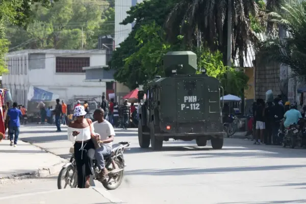 Un vehículo blindado de la Policía de Haití patrulla una calle, en Puerto Príncipe (Haití). EFE/ Jonet St Élois