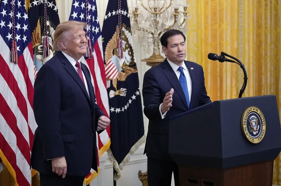 El presidente de Estados Unidos, Donald Trump, escucha al secretario de Estado, Marco Rubio, en una fotografía de archivo. EFE/EPA/YURI GRIPAS / POOL