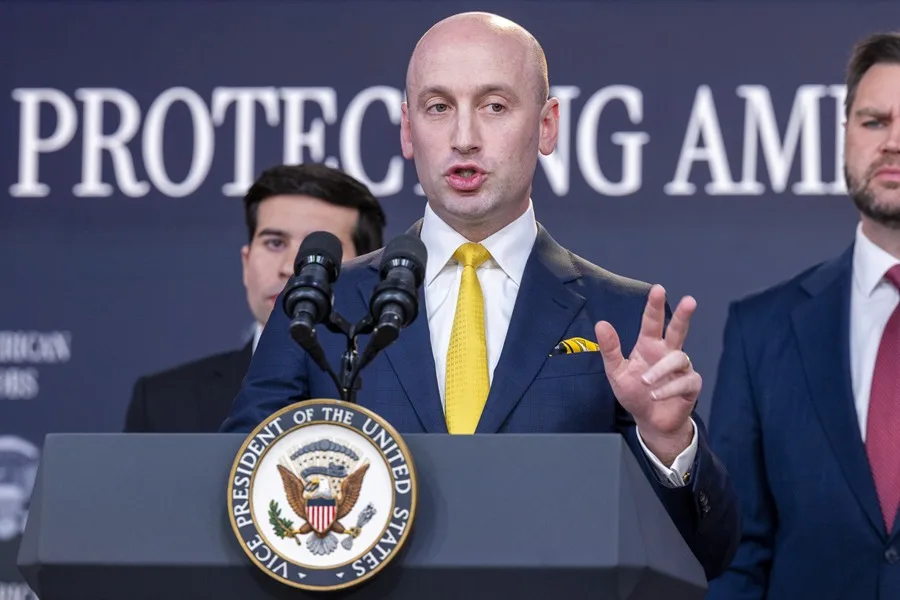 l subjefe de gabinete de la Casa Blanca para Políticas y asesor de Seguridad Nacional, Stephen Miller, interviene durante una rueda de prensa del Grupo de Trabajo sobre Fraude en la Casa Blanca, en Washington D. C. (EE. UU.), el 8 de octubre de 2026. EFE/EPA/Shawn Thew
