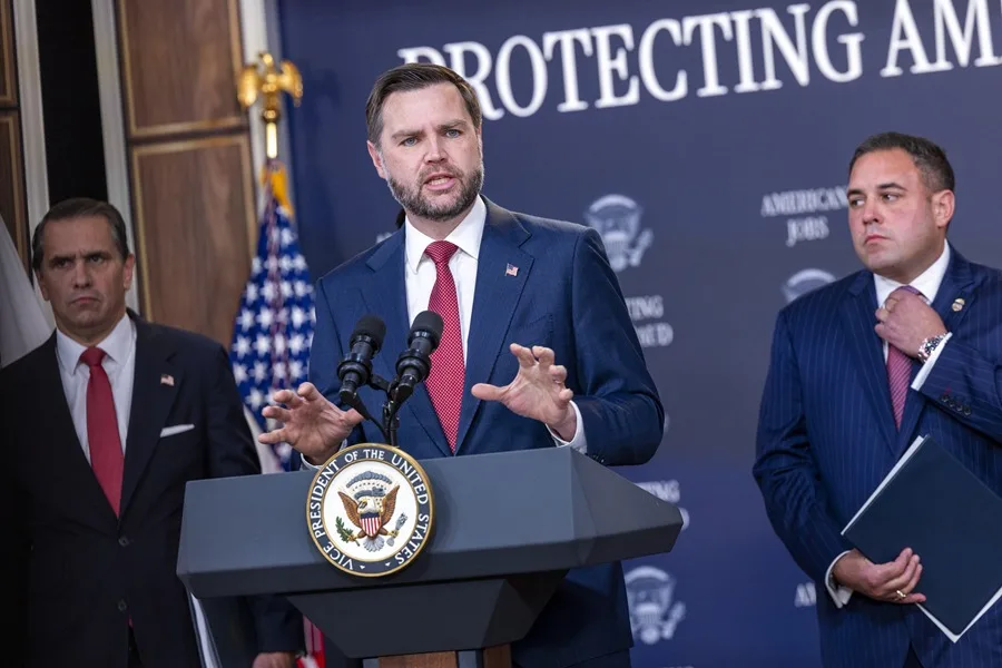 El vicepresidente de EE. UU., JD Vance, responde a una pregunta de los medios de comunicación durante una rueda de prensa del Grupo de Trabajo sobre Fraude en la Casa Blanca, en Washington D. C. (EE. UU.), el 8 de octubre de 2026. EFE/EPA/Shawn Thew
