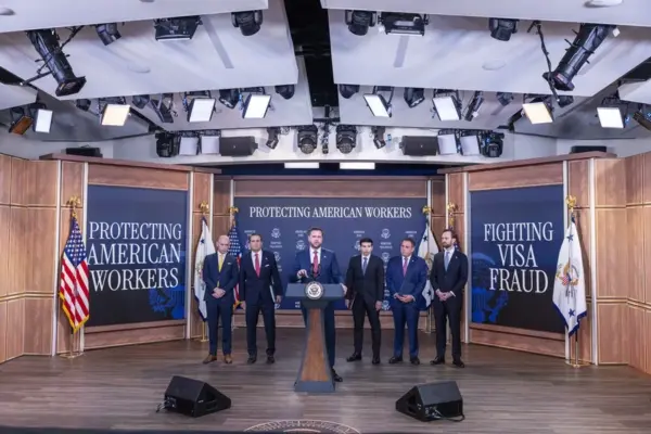 El vicepresidente de EE. UU., JD Vance, junto al subjefe de gabinete de la Casa Blanca para Políticas y asesor de Seguridad Nacional, Stephen Miller (izq.); el fiscal general, Todd Blance (2.º por la izq.); el secretario de Trabajo, Keith Sonderling (3.º por la der.); el inspector general del Departamento de Trabajo, Anthony P. D’Esposito (2.º por la der.); y el presidente de la Comisión Federal de Comercio y vicepresidente del Grupo de Trabajo para la Eliminación del Fraude, Andrew Ferguson (der.), en una fotografía de archivo.