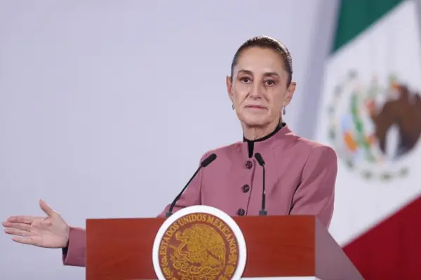 La presidenta de México, Claudia Sheinbaum, habla durante una rueda de prensa este martes, en el Palacio Nacional en Ciudad de México (México). EFE/ Isaac Esquivel