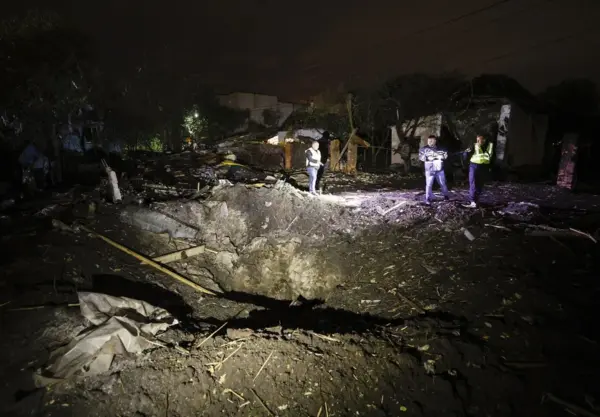 Agentes de la policía ucraniana inspeccionan el lugar donde impactó un misil ruso contra un edificio particular en una zona residencial de Kiev, Ucrania, en una fotografía de archivo. EFE/EPA/Sergey Dolzhenko