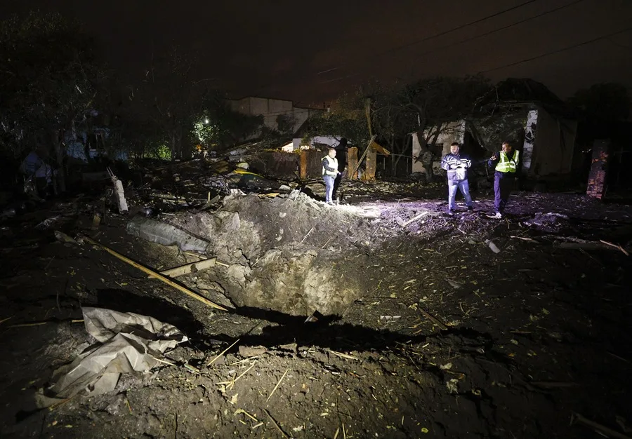 Agentes de la policía ucraniana inspeccionan el lugar donde impactó un misil ruso contra un edificio particular en una zona residencial de Kiev, Ucrania, en una fotografía de archivo. EFE/EPA/Sergey Dolzhenko