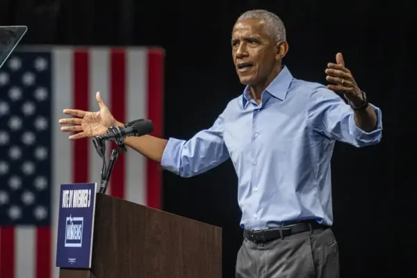 El expresidente estadounidense Barack Obama interviene durante un mitin de campaña para las elecciones medio mandato este sábado, en Detroit, Míchigan (EE.UU.). EFE/EPA/ Ari Saperstein