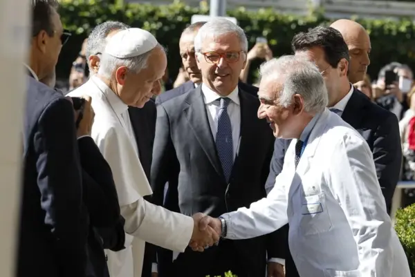 El Papa León XIV a su llegada al Hospital Universitario Agostino Gemelli en Roma, este 13 de octubre. EFE/EPA/Fabio Frustaci