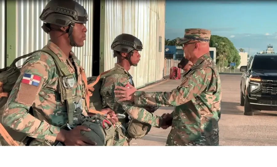 Fuerza Aérea culmina Curso de Paracaidismo Militar con salto de tropa