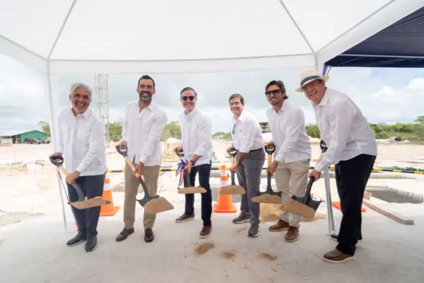 Palazo simbolico en un acto de inauguración de una obra de construcción. Fuente externa.