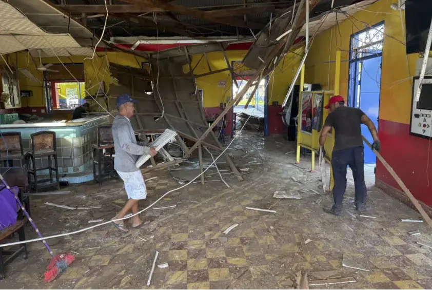 Panameños trabajan en reconstrucción luego de terremoto
