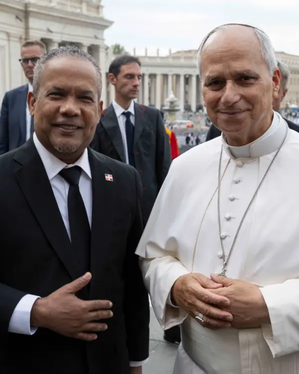 Héctor Acosta visita al papa León XIV y pide oración por República Dominicana