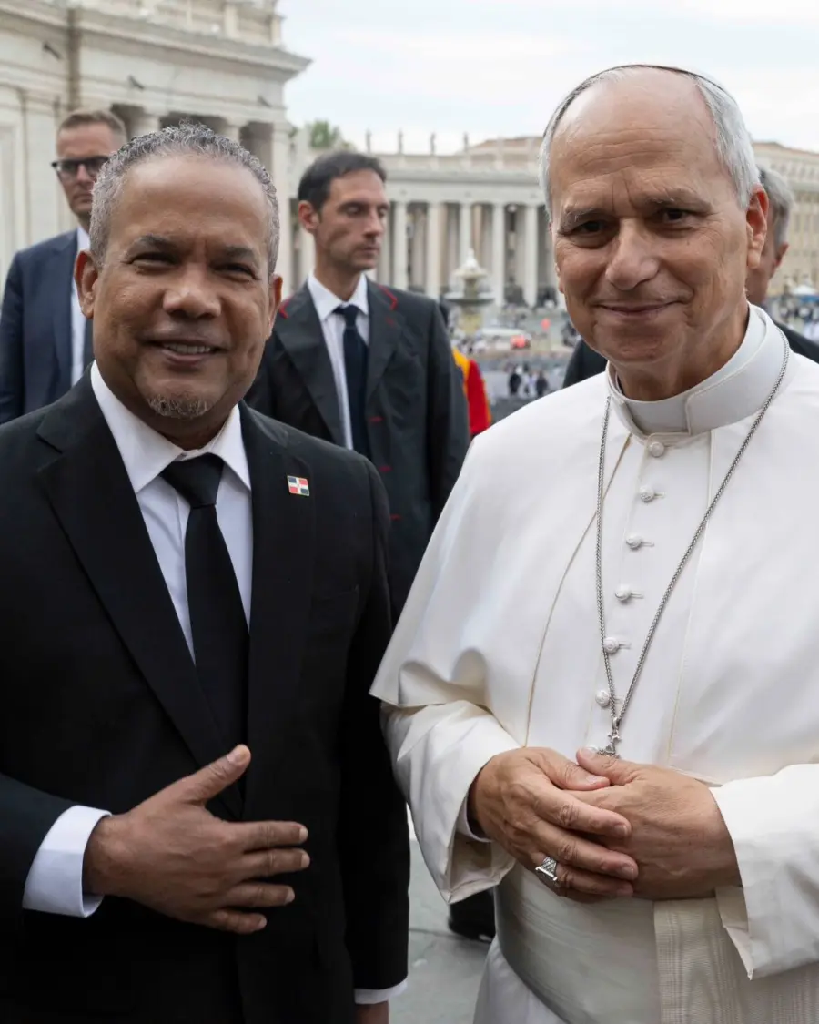 Héctor Acosta visita al papa León XIV y pide oración por República Dominicana