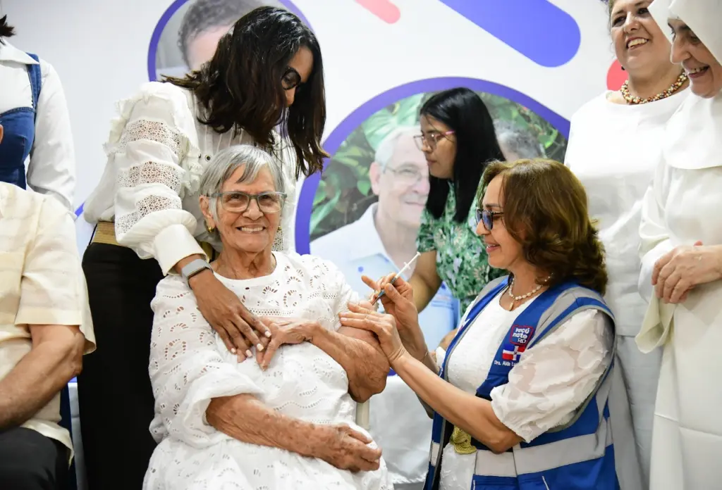 Personal de Salud Pública inició la jornada de vacunación el pasado viernes en el Hogar de Ancianos San Francisco de Asís.