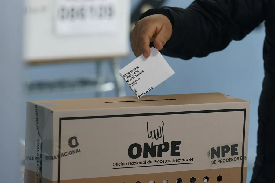 Fotografía de archivo de persona que deposita un voto durante unas elecciones de Perú. EFE/ Elvis González
