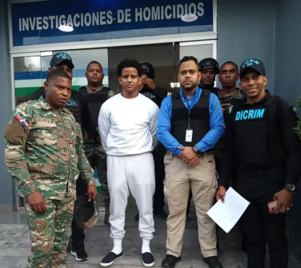 Policía recibe “Petán” deportado de Estados Unidos requerido por homicidio en Villa Consuelo