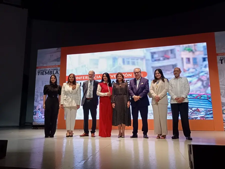 La vicepresidente Raquel Peña, Alicia Ortega y Fernándo Hasbún junto a expositores de la conferencia.