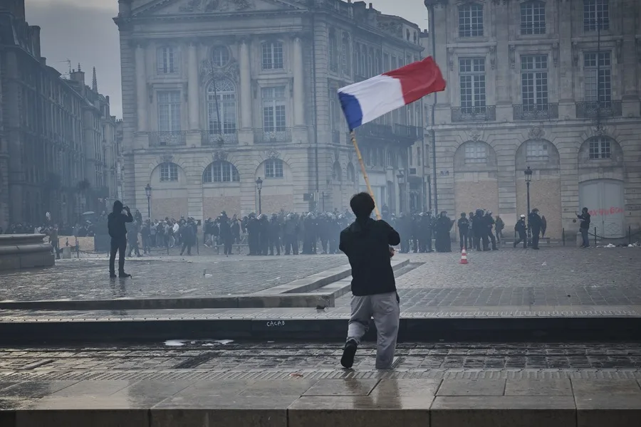 Fotografía del 24 de octubre de 2026 de una persona con una bandera francesa durante una movilización, en Burdeos (Francia). EFE/EPA/ Guillaume Pinon