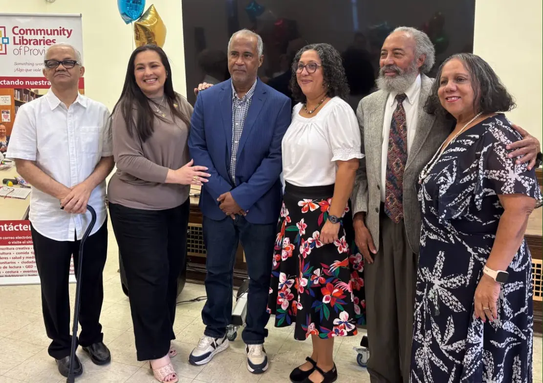 Ricardo Vega junto los participantes en el encuentro cultural de la Hispanic Heritage Month.