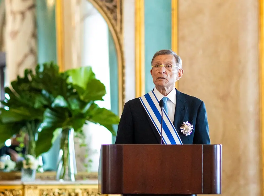 Abinader condecora con la Orden del Mérito a Roberto Álvarez por sus aportes a la diplomacia dominicana