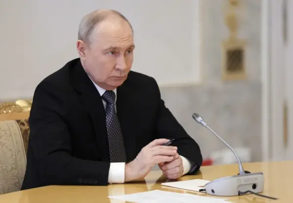 El presidente ruso, Vladímir Putin, asiste a una reunión con el enviado especial del presidente estadounidense, Donald Trump, Steve Witkoff, en el Palacio de Constantino, en Strelna, un suburbio de San Petersburgo (Rusia). EFE/EPA/GAVRIIL GRIGOROV / SPUTNIK
