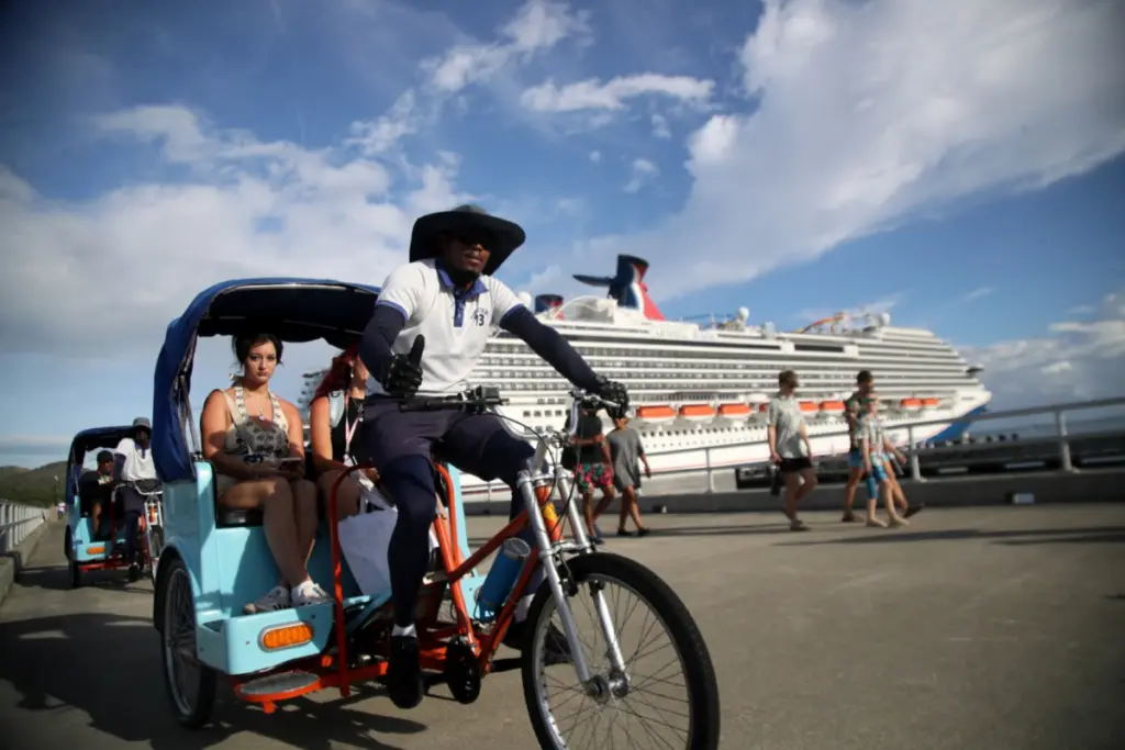 Turistas son transportados en Pdernales