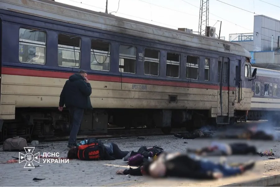 Víctimas en el anden de la estación ucraniana de Dnipró tras un ataque ruso este jueves. EFE/ Servicios de Emergencias ucranianos