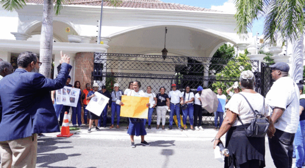 Xiomara Montaño, mientras oraba por el pronto regreso de su esposo Deivy Rodríguez y los demás dominicanos que se encuentran en medio del conflicto bélico en Rusia. Arlenis Castillo.