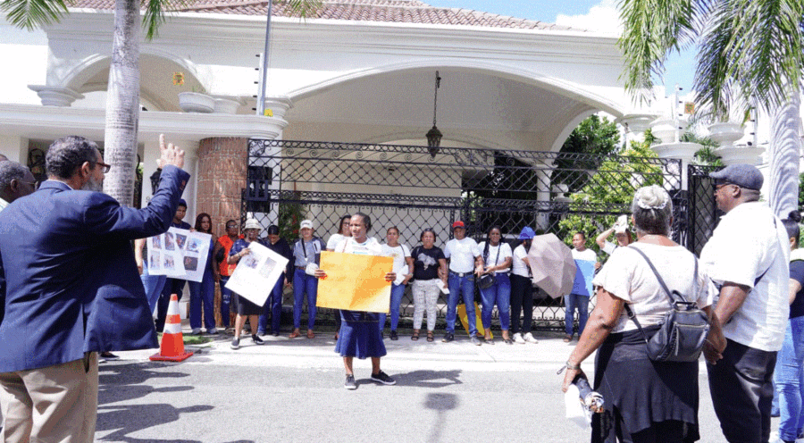 Xiomara Montaño, mientras oraba por el pronto regreso de su esposo Deivy Rodríguez y los demás dominicanos que se encuentran en medio del conflicto bélico en Rusia. Arlenis Castillo.