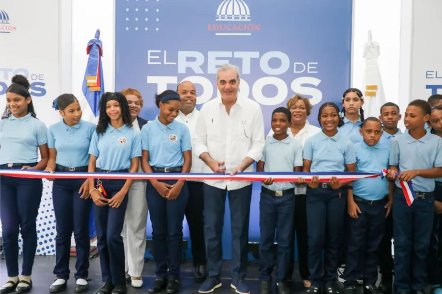 Presidente Abinader inaugura escuela en Pedro Brand.