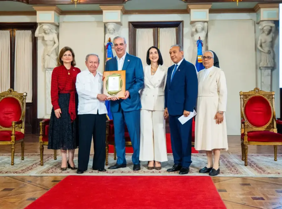 presidente Abinader entrega premio