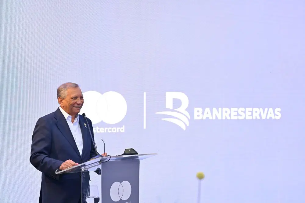 el presidente ejecutivo de Banreservas,  Leonardo Aguilera. 