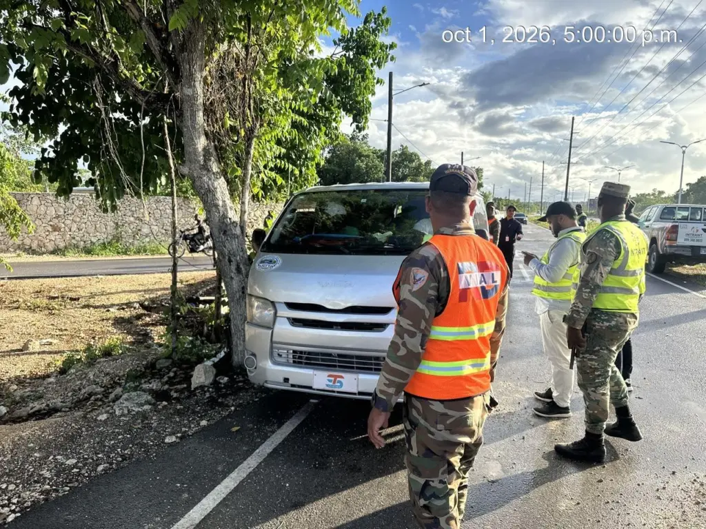 INTRANT retiene autobuses operados por haitianos ilegales en Friusa