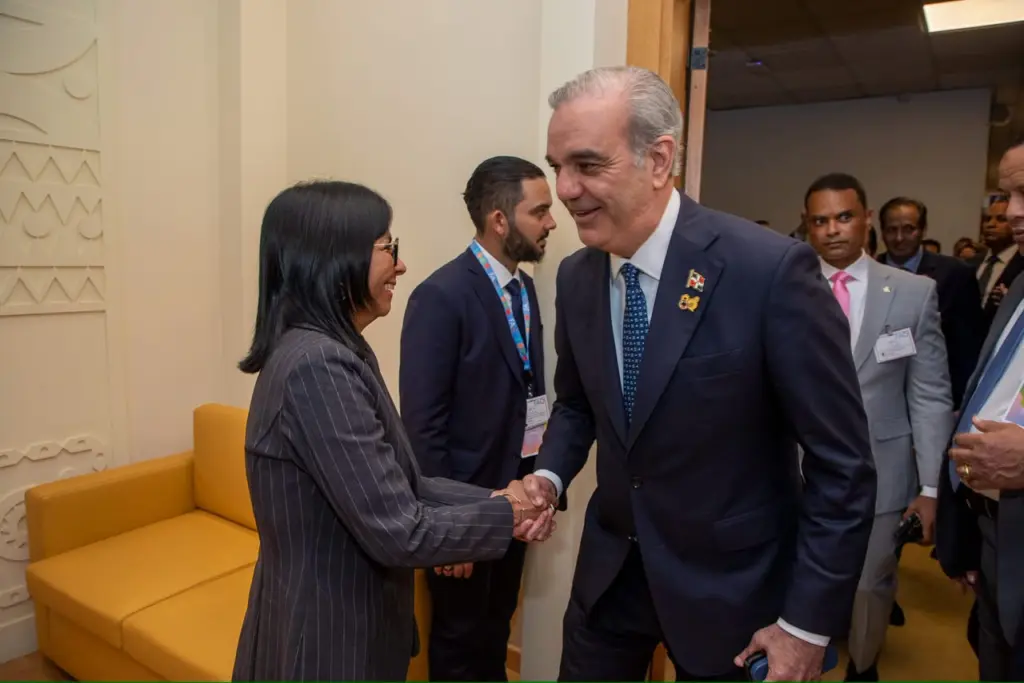 Abinader y Delcy Rodríguez abordan cooperación energética, relaciones consulares y turismo en reunión bilateral en Roma