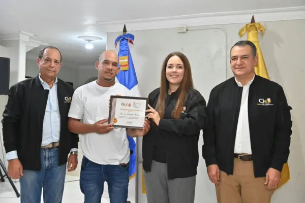 Una comisión del pleno de la JCE entrega la cédula número cuatro millones.