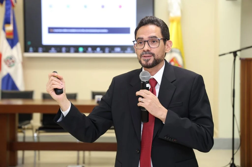 Investigación identifica las tres demarcaciones de mayor rezago escolar en RD