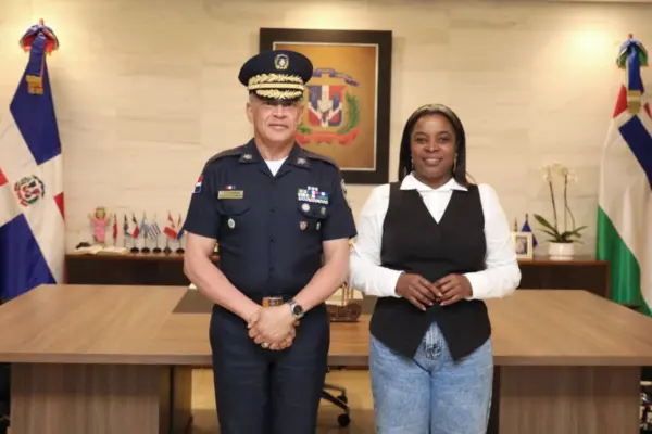 Diputada Millys Martínez y el director de la Policia