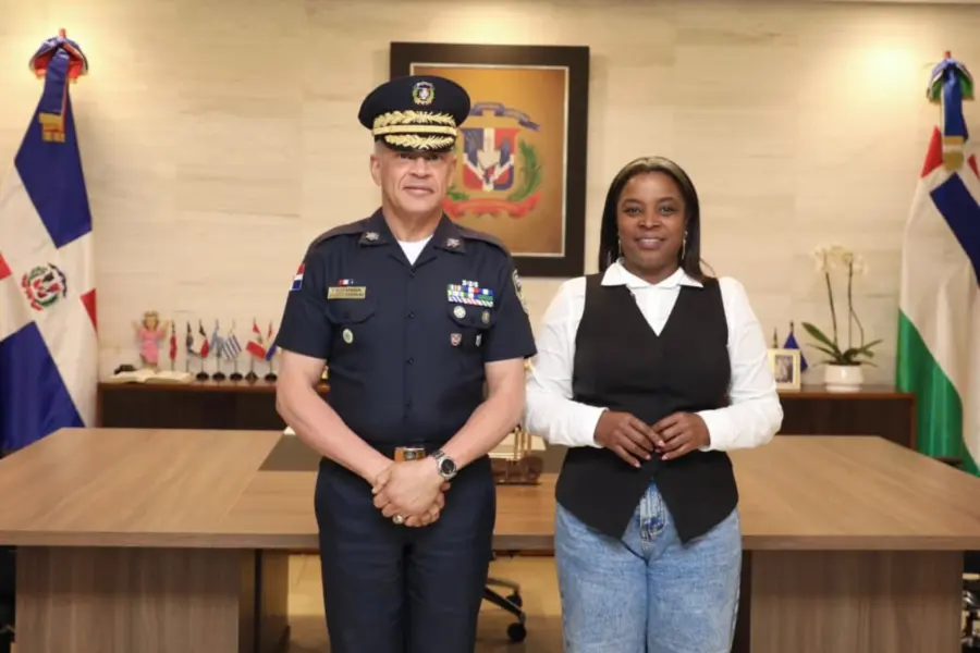 Diputada Millys Martínez y el director de la Policia