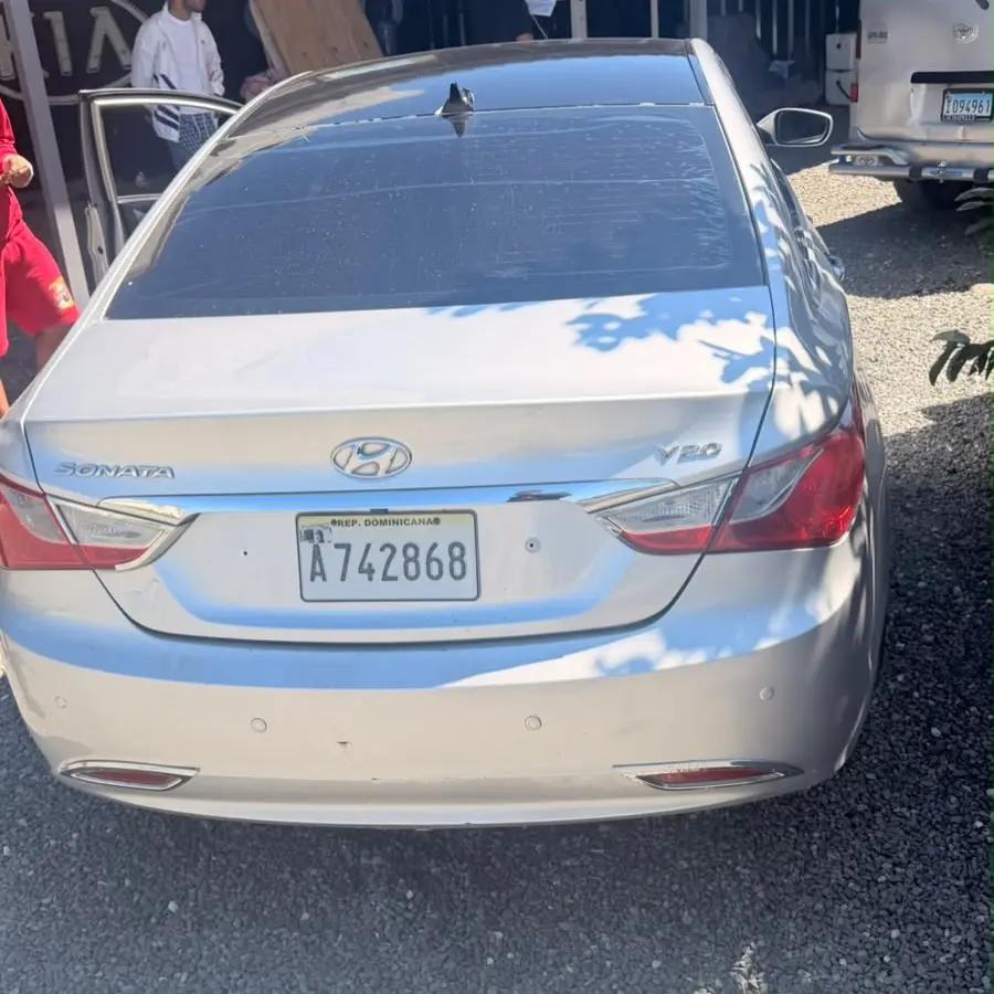 Policía recupera celulares robados y arresta a dos jóvenes por asalto a tienda en San Juan