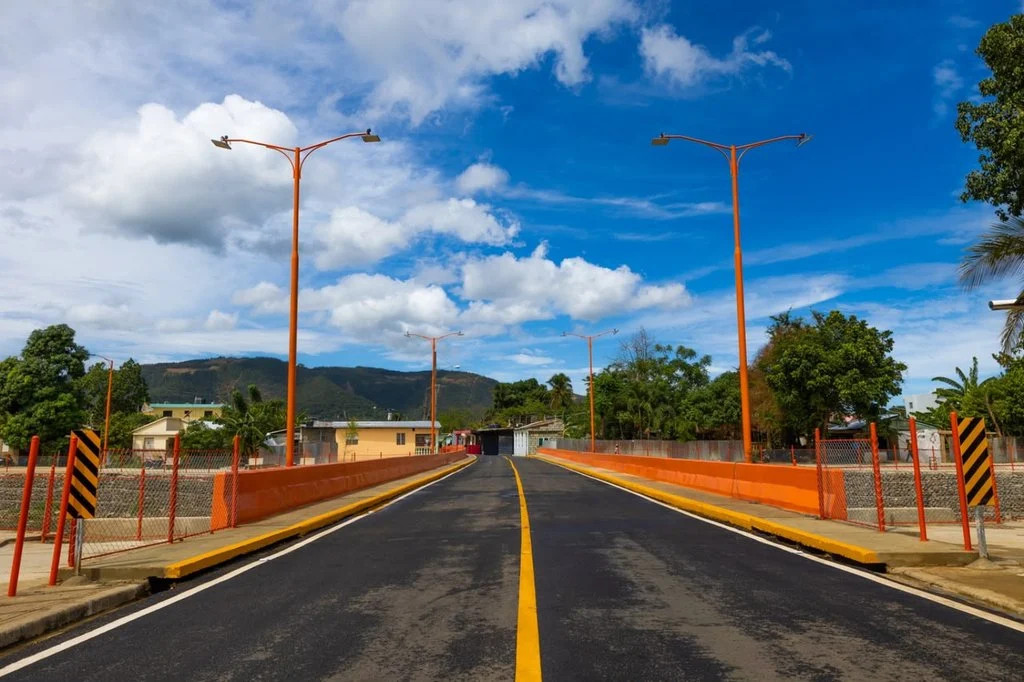 Presidente Abinader inaugura puente que conecta dos comunidades en Maimón