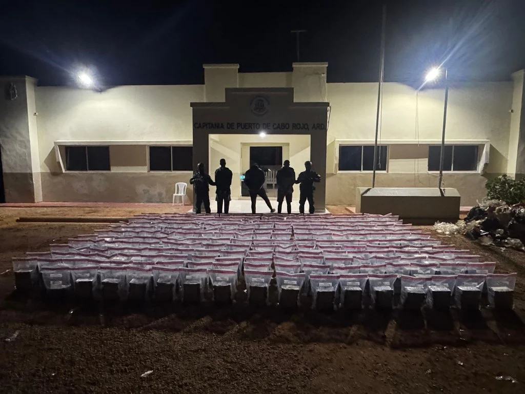 DNCD ocupa más de una tonelada de cocaína en narcolancha frente a Pedernales