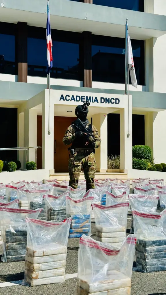 DNCD ocupa más de una tonelada de cocaína en narcolancha frente a Pedernales