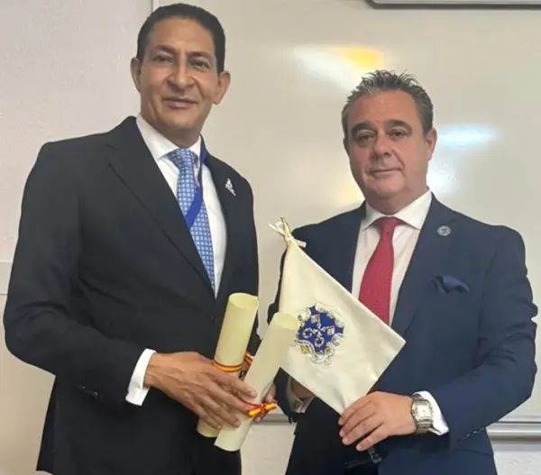 Gatón recibió ambos reconocimientos bajo los auspicios de la Academia di San Pietro, desde su sede en Granada, donde pronunció la conferencia «Isabel la Católica, precursora de la modernidad».