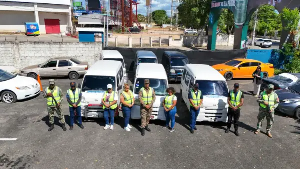 INTRANT retiene vehículos a haitianos que ofrecían servicios ilegalmente en Ciudad Juan Bosch