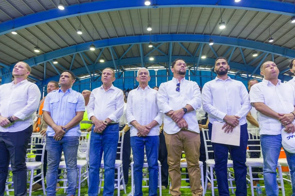 Ricardo de los Santos juramenta sector construcción en apoyo a Carolina Mejía