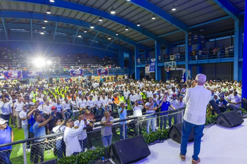 Ricardo de los Santos juramenta sector construcción en apoyo a Carolina Mejía