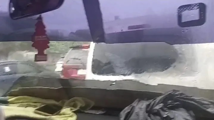 Guaguas públicas usan paños para limpiar los cristales en medio de las lluvias