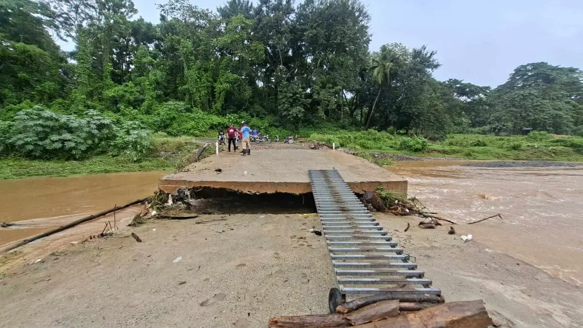 Fuerza del Pueblo exige solución urgente tras colapso de puente provisional en Monte Plata